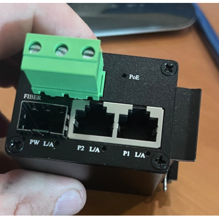 Micro mini convertisseur 2 ports 10/100/1000 PoE 1 port sfp alim 230 intégrée