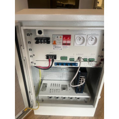 Armoire de rue en acier avec switch 8 ports L2 poe et alim et fonctions Smart livrée équipée