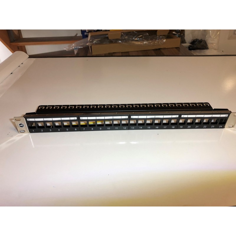 19 Panneau vide 24xRJ45 Noir (avec terre) FIBREOS Panneaux RJ45 et téléphoniques 21,99 €Panneaux RJ45 et téléphoniques