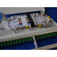 Tiroir optique pivotant équipé de 48 traversées et 48 pigtails SCAPC G657