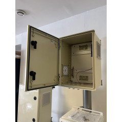 [FIBREOS R-PV] Coffret vide 400x300x200 mm avec rail DIN et 10 presse-étoupes préinstallés